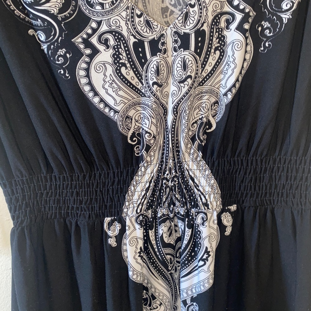 Classic Black and White Patterned Cache Dress Medium - Picture 3 of 7